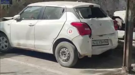 आबू रोड: आबूरोड पारसीचाल के पास होटल के कर्मचारी की लापरवाही से कार पीछे लेते समय दूसरी गाड़ी से टकराई