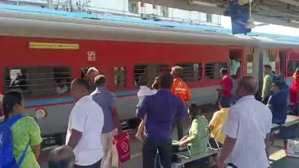 சேலம்: வட மாநிலத்திலிருந்து சேலம் ஜங்ஷன் வந்த ரயிலில் கடத்திவரப்பட்ட கஞ்சா.. 13 கிலோ கஞ்சாவை பறிமுதல் செய்து போலீசார் நடவடிக்கை