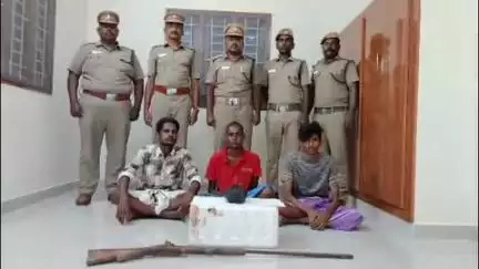 கோபிசெட்டிபாளையம்: வினோபாநகரில் காட்டு பன்றியை வேட்டையாடி அதன் இறைச்சியை விற்பனைக்காக வைத்திருந்த மூன்று பேர் கைது