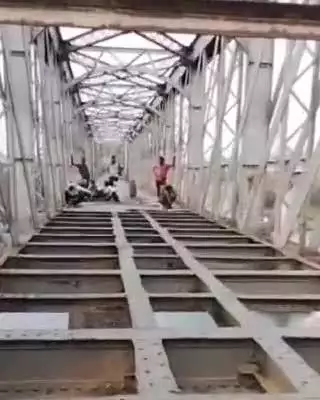 जबलपुर: नर्मदा नदी पर जमतरा में बने ब्रिटिशकालीन रेलवे पुल को हटाने की कवायद, वीडियो वायरल