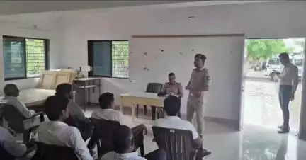લાઠી: સાયબર ક્રાઇમ પોલીસ દ્વારા દામનગરમાં ગાયત્રી મંદિર ખાતે સાયબર અવેરનેસ કાર્યક્રમનું કર્યું આયોજન