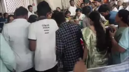 तुळजापूर: तुळजाभवानीच्या मंदिरातील दर्शन रांगेत भक्तात फ्री स्टाईल हाणामारी