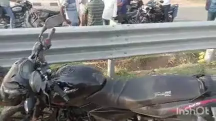 जसराना: फिरोजाबाद रोड स्थित कांत पेट्रोल पंप के सामने अज्ञात वाहन ने बाइक सवार को मारी टक्कर, युवक की मौत, पत्नी और बेटा घायल