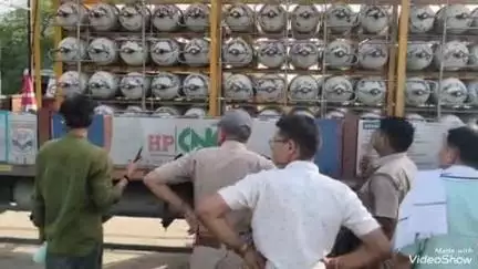 मालपुरा: CNG गैस सिलेंडरों से भरे ट्रक में गैस रिसाव से मची अफरा-तफरी, स्थानीय थाना पुलिस ने समय रहते पाया काबू