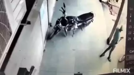 मुरैना नगर: चंबल क्षेत्रीय ग्रामीण बैंक के पास दुकान से बदमाश बैग लेकर फरार, CCTV में कैद हुई घटना