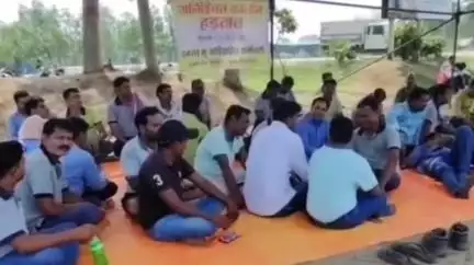 पुसौर: बड़े भंडार में अडानी कंपनी के खिलाफ धरने पर बैठे कर्मचारी