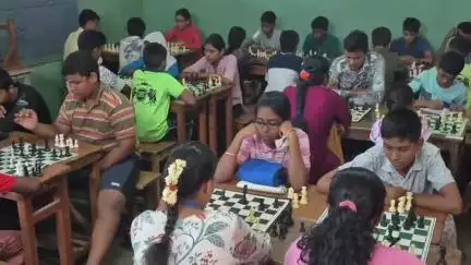 சேலம்: சேலம் ஐந்து ரோடு பகுதியில் நடைபெற்ற மாவட்ட அளவிலான சதுரங்க போட்டி.. 300 க்கும் மேற்பட்டோர் பங்கேற்பு