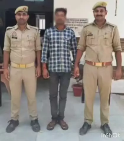 धनघटा: धनघटा थाना क्षेत्र के एक गांव में नाबालिग को बहला-फुसलाकर भगा ले जाने के मामले में वांछित अभियुक्त को किया गया गिरफ्तार