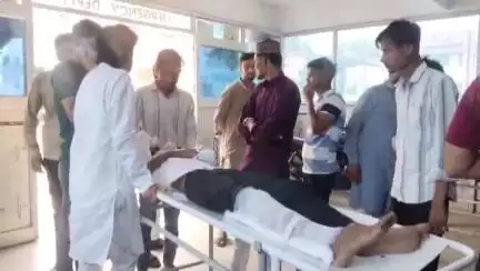 महोबा: लौड़ी तिगैला के पास ट्रक की टक्कर से बाइक सवार युवक गंभीर रूप से हुआ घायल, डॉक्टर ने हायर सेंटर किया रेफर