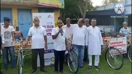 কুলপি: চকদুলালপুর অরুনাদয় সংঘের উদ্যোগে রোটারি ক্লাবের সহযোগিতায় শ্রমজীবী মানুষদের হাতে তুলে দিল ভ্যান গাড়ি উপস্থিত বিধায়ক।