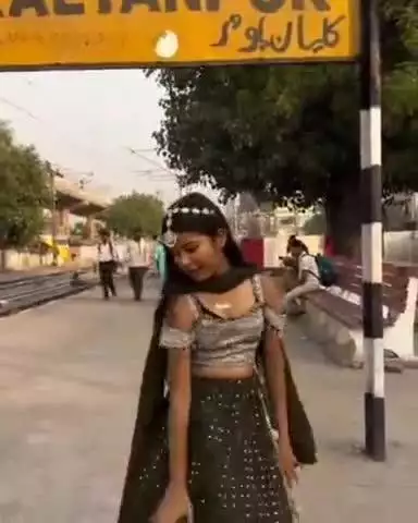 कानपुर: कल्याणपुर मेट्रो स्टेशन के सामने लड़की ने सड़क पर डांस करते हुए बनाया रील, वीडियो हुआ सोशल मीडिया पर वायरल
