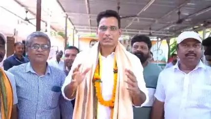 दुर्ग: विधायक देवेंद्र यादव से नागरिकों ने की भेंट, BEC मजदूरों ने वेतन दिलाने पर किए सम्मान को लेकर विधायक ने दी जानकारी