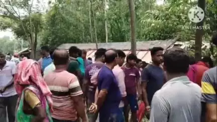 আরামবাগ: সুলুট এলাকায় ১৬ চাকা লরি ও ডাম্পার এর মুখোমুখি সংঘর্ষ,রাস্তা ধারে উল্টে গেল লরি
