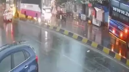 चित्तौड़गढ़: कलेक्ट्रेट के पास राहगीर को कुचलते हुई निकली निजी बस, CCTV फुटेज में घायल को सड़क किनारे फेंकता दिखा चालक