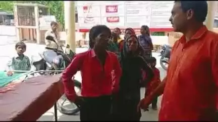 महाराजगंज: पहनासा में पागल कुत्ते के शिकार हुए युवक का इलाज न मिलने से प्रतिक्रियाएं हुईं अजीबोगरीब, परिजनों ने पहुंचाया अस्पताल