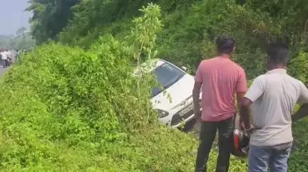 রাজগঞ্জ: ধরনিপুর চাবাগানের কাছে নিয়ন্ত্রণ হারিয়ে  ১৭নং জাতীয়সড়কের পাশে নালারমধ্যে পড়েগেল একটি ছোটগাড়ি,তবে কোন হতাহতের খবর নেই