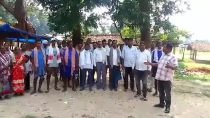 कुरडेग: लोम्बोई बाजार में मजदूर नेता राजेश सिंह ने मजदूरों के साथ की बैठक, शोषण पर जताई नाराजगी