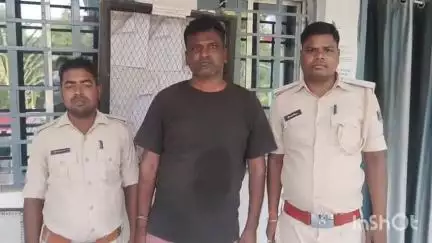बिहारीगंज: लक्ष्मीपुर गांव में पुलिस ने छापामारी कर फरार वारंटी शराब कारोबारी टेक नारायण मेहता को किया गिरफ्तार