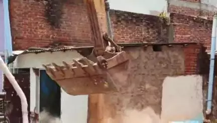 पन्ना: अतिक्रमण हटाने से कड़कड़ाती धूप में बेघर हुआ परिवार, मुआवजा न देने का आरोप