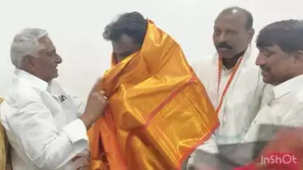 జగిత్యాల: రాష్ట్ర మంత్రిగా ప్రమాణస్వీకారం చేసిన ప్రభుత్వ విప్ అడ్లూరి లక్ష్మణ్ కుమార్ ను సన్మానించిన మాజీమంత్రి జీవన్ రెడ్డి