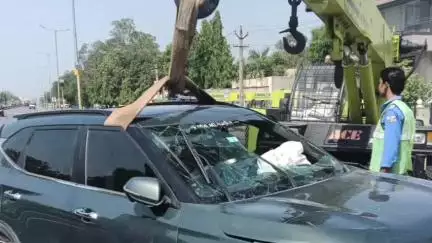 आबू रोड: आबूरोड नेशनल हाईवे 27 पर रिको थाने के सामने ट्रेलर और कार के बीच हुई जबरदस्त भिंडत, कार और ट्रेलर के उड़े परखच्चे