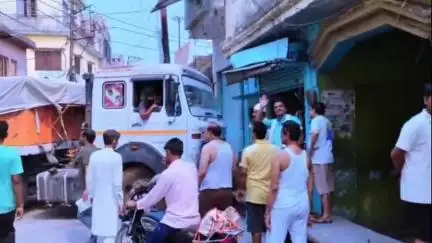 अमरोहा: उत्तराखंड जा रहा ट्रक चालक रूट मैप के जाल में फंसा, अमरोहा शहर में लगा लंबा जाम, लोग परेशान