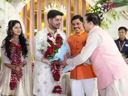 सारंगपुर: भोपाल में सीएम मोहन यादव के पुत्र डॉ. अभिमन्यु की सगाई में शामिल हुए सारंगपुर विधायक गौतम टेटवाल