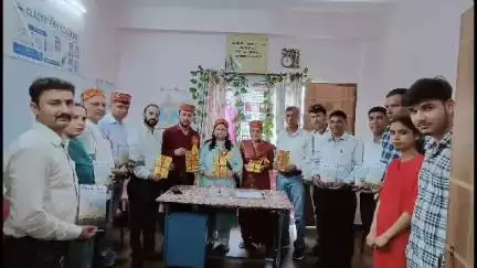 चम्बा: क्लासिक इरा अकेडमी द्वारा प्रकाशित 'सरहद के उस पार' काव्य संग्रह पुस्तक का रविवार को विधिवत लोकार्पण
