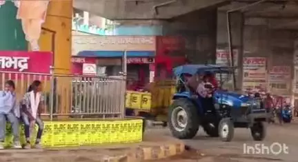 रॉबर्ट्सगंज: रॉबर्ट्सगंज में ट्रैक्टर ट्राली से यात्रा करते हुए वीडियो आया सामने, यातायात पुलिस बनी मुक दर्शक