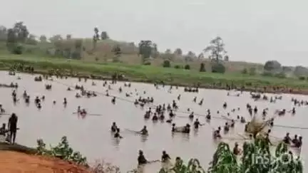 अंबिकापुर: दरिमा थाना अंतर्गत घुंघुट्टा डेम में बिना समिति की अनुमति के हजारों बाहरी लोग मछली मारने पहुंचे