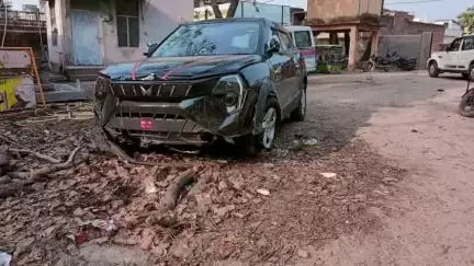 फतेहपुर: ठनठनिया मोड़ के पास नशे में धुत चालक ने खेत में पलटी कार