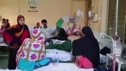 बदायूं: बदायूं जिला अस्पताल में लगभग 2 बजे बिजली न आने से मरीज गर्मी से हुए परेशान, स्टाफ के पंखे भर रहे फराटा