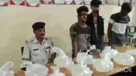 जमालपुर: जमालपुर थाना पुलिस ने 50 लीटर देसी महुआ शराब के साथ तीन अभियुक्तों को किया गिरफ्तार