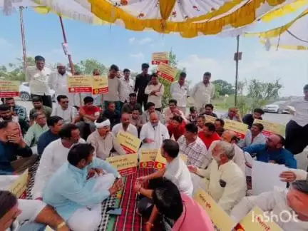 तराना: भूमि अधिग्रहण के विरोध में किसानों के धरने में शामिल हुए विधायक महेश परमार