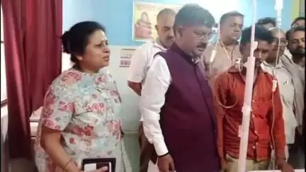 रुदौली: CHC रुदौली के कर्मचारियों की लापरवाही से सड़क पर जन्मी मां को विधायक रुदौली ने बेटे के लिए दी आर्थिक सहायता