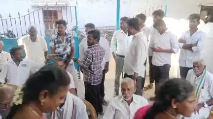 வேடசந்தூர்: மார்க்கெட்ரோட்டில் ஓராண்டு பணிகள் குறித்த துண்டு பிரசுரம் வழங்கிய கரூர் எம்பி ஜோதிமணி
