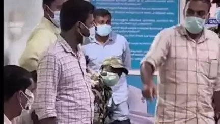 മാനന്തവാടി: വിരണ്ടോടിയ പോത്ത് കൂളിവയലിൽ വച്ച് വനംവകുപ്പ് ഉദ്യോഗസ്ഥനെ ആക്രമിച്ചു, നാട്ടുകാർക്കും പരിക്ക്