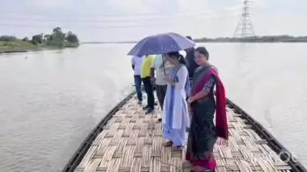 তুফানগঞ্জ ২: পূর্ব ফলিমারি এলাকায় সংকোষ নদীর ভাঙ্গন কবলিত এলাকা পরিদর্শনে BDO