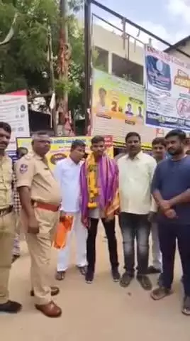 రాజంపేట: ఆపరేషన్ సింధూరలో పాల్గొన్న జవాన్ నితీష్ కుమార్ కు స్వాగతం పలికిన పోలీసులు గ్రామస్తులు