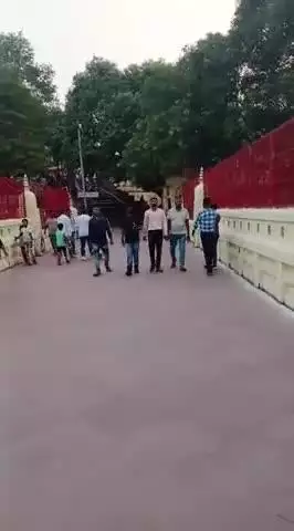 राजगीर गर्म कुंड में मित्र के साथ।