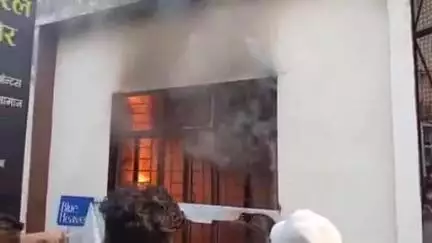 बदायूं: बदायूं के खांडसारी मोहल्ले में शॉर्ट सर्किट से कॉस्मेटिक स्टोर में लगी आग, दमकल ने मुश्किल से काबू पाया