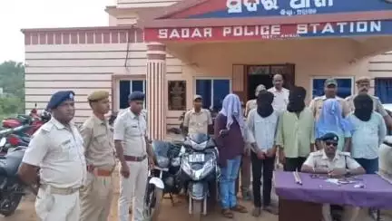 ଅନୁଗୋଳ: ହରିବେରେଣି ଗାଁ ନିକଟରେ ପର୍ଯ୍ୟଟକଙ୍କୁ ମାଡ ମାରି ଟଙ୍କା ସୁନା ଓ ବୋଲେରୋ ଗାଡ଼ି ନେଇଯିବା ଅଭିଯୋଗରେ ଛଅ ଗିରଫ