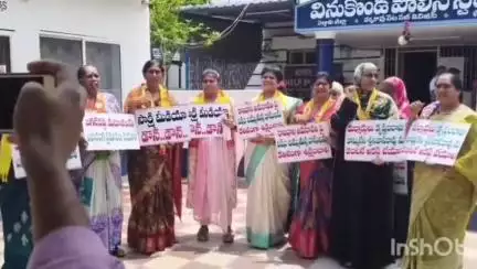కృష్ణంరాజు, కె ఎస్ ఆర్ ను అరెస్ట్ చేయాలంటూ వినుకొండ లో తెలుగు మహిళా సంఘం డిమాండ్