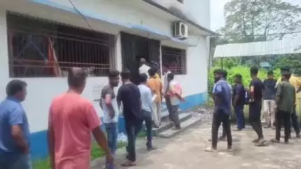 জলপাইগুড়ি: জনবহুল এলাকায় মোবাইল টাওয়ার বসানো নিয়ে চাঞ্চল্য ছড়াল জলপাইগুড়িতে