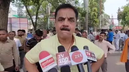 रुद्रपुर: पंतनगर TDC में नीलामी प्रक्रिया पर सवाल उठाते हुए पूर्व विधायक राजकुमार ठुकराल ने गांधी पार्क में किया प्रदर्शन