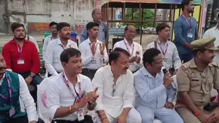 सुभाष चौक पर सड़क दुर्घटनाओं में कमी लाने के लिए लोगों को जागरूक किया गया, गुलाब का फूल देकर की गई अपील