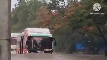 मुळशी: हिंजवडीत चालकाचं धाडस; पाण्याने भरलेल्या रस्त्यावरून बस चालवत दाखवली हिंमत