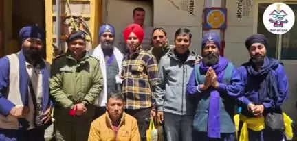 जोशीमठ: पंजाब से श्री बद्रीनाथ यात्रा पर आए निहंग जत्थे को थानाध्यक्ष ने कराए सुगम दर्शन, समूह के सदस्यों ने जताया आभार