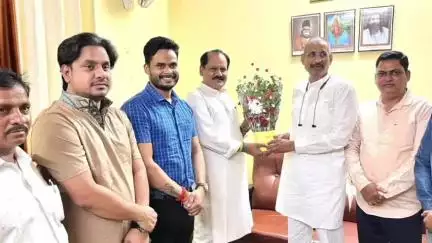 मंडला: भाजपा प्रदेश उपाध्यक्ष श्याम महाजन का मंडला आगमन, भाजपा जिला अध्यक्ष ने जिला कार्यालय में किया स्वागत