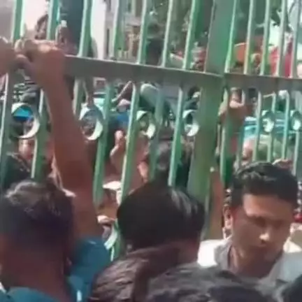 अजमेर: सुभाष नगर सब्जी मंडी में किसानों से मारपीट, आक्रोशित किसानों ने गेट बंद कर किया विरोध प्रदर्शन